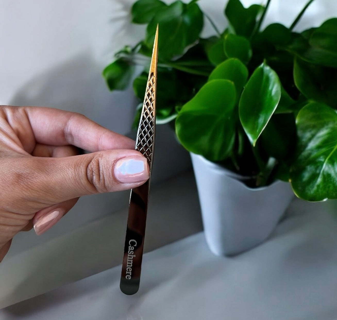 Cashmere Black/Gold Lash tweezers